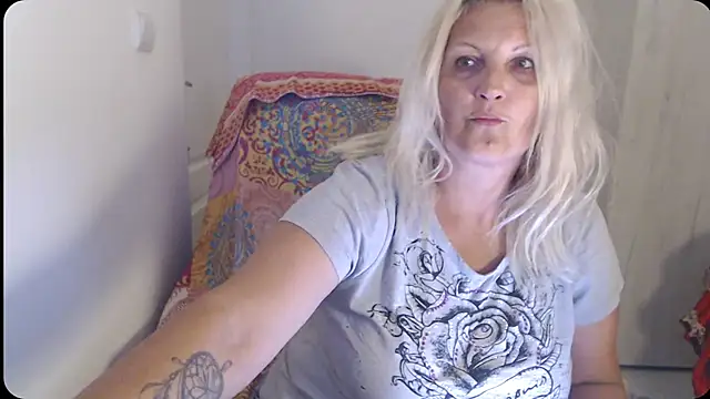 Divineblond stripchat live cam model