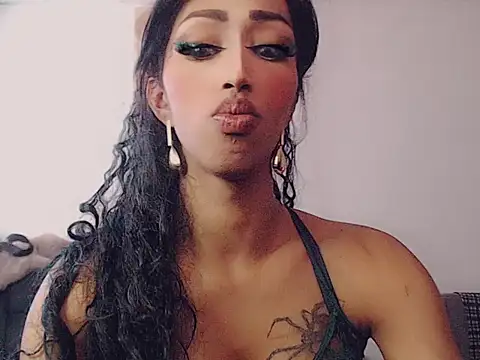 Hilary_Rodriguez_ stripchat live cam model