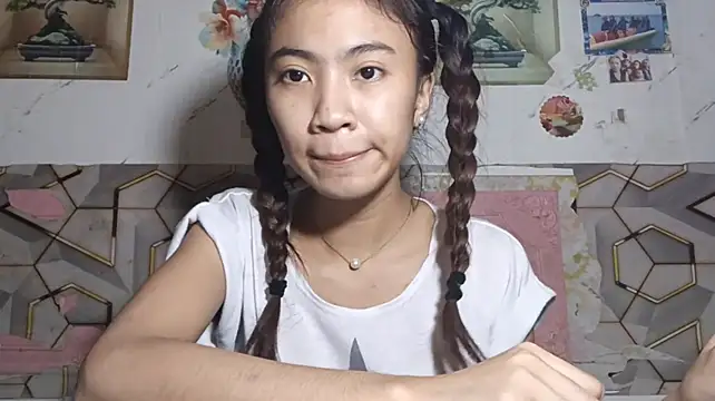 DeeannGunby stripchat live cam model