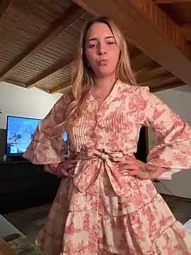 Naomi-Klein stripchat live cam model