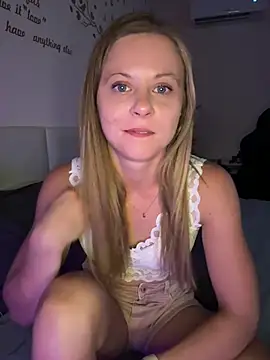JuicyLucy06 stripchat live cam model