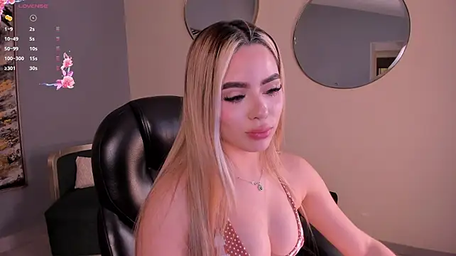 JuanitaClay stripchat live cam model