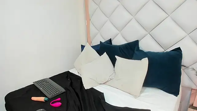 rubi_leyre stripchat live cam model