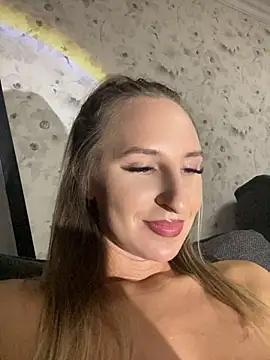 ZyvellaLuna stripchat live cam model