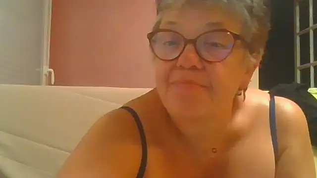 Vandeae44 stripchat live cam model