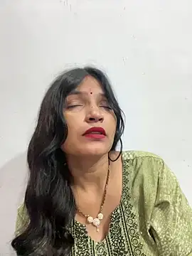 Priyaa_1433 stripchat live cam model