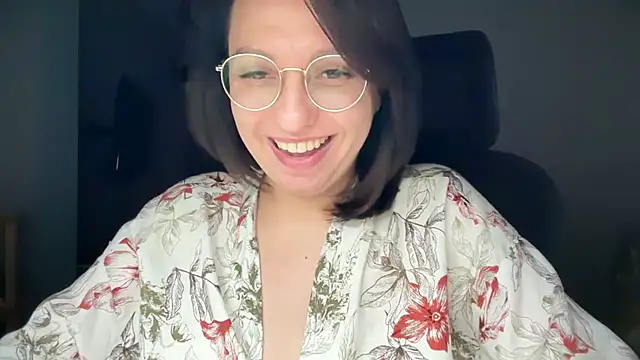 KamilaXHot stripchat live cam model