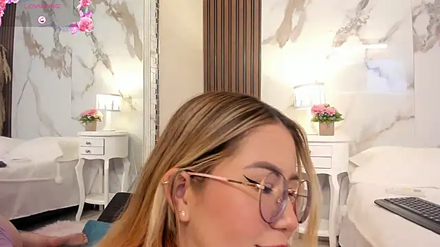 Annyhathatway stripchat live cam model