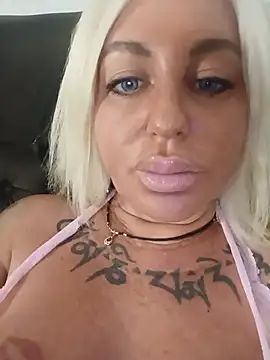 MiaMooly stripchat live cam model