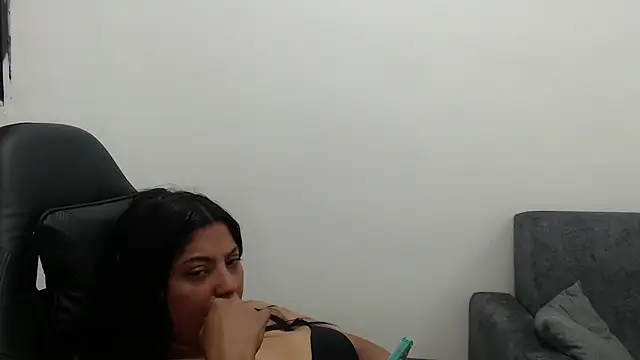 Leylafourniert stripchat live cam model