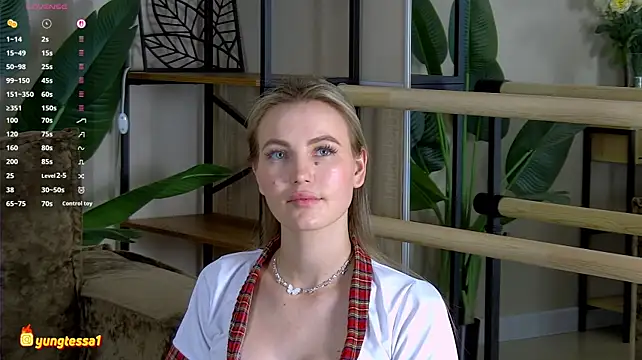 YungTessa stripchat live cam model