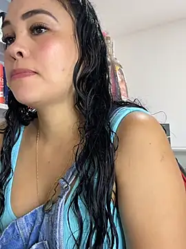 FOX_LATINA stripchat live cam model