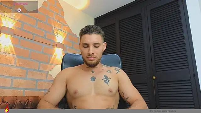 Kiing_001 stripchat live cam model