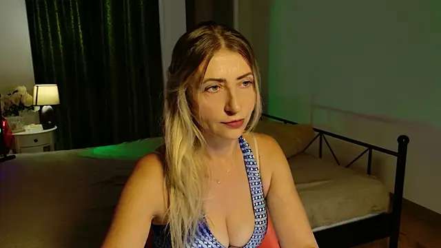 ZoeGrant stripchat live cam model