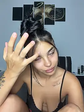 Crissdesire stripchat live cam model
