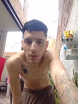 MaxHornyLatin stripchat live cam model