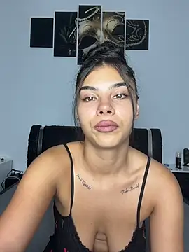 Crissdesire stripchat live cam model