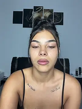Crissdesire stripchat live cam model