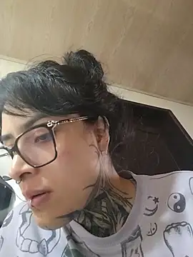taaylor33 stripchat live cam model