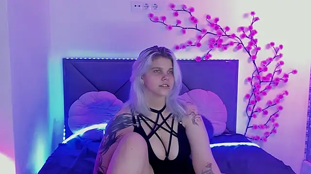 JoannLowe stripchat live cam model