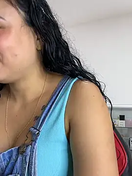 FOX_LATINA stripchat live cam model