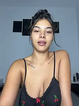 Crissdesire stripchat live cam model