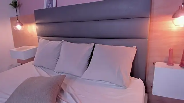 _lya_white stripchat live cam model