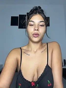 Crissdesire stripchat live cam model