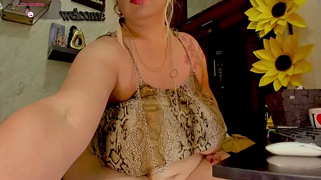 DirtyKhloy stripchat live cam model