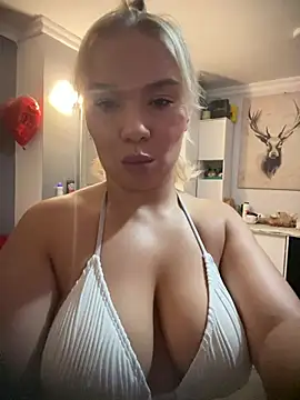 BlondeBambi stripchat live cam model