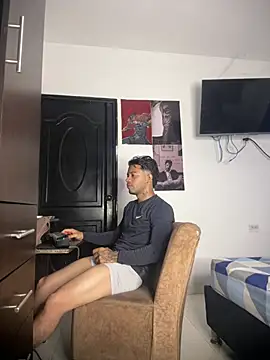 Enzomoretti__ stripchat live cam model