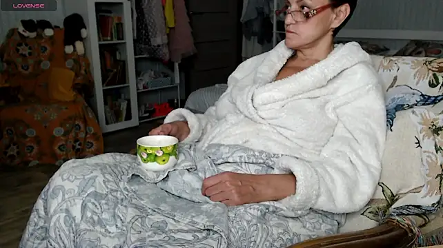BloomingAllure stripchat live cam model