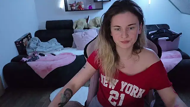 Melly4You stripchat live cam model
