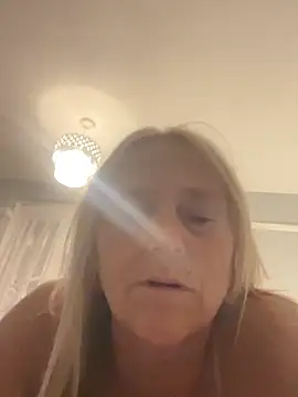 Blondnboujee53 stripchat live cam model