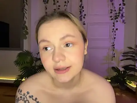 MoonIvy_ stripchat live cam model