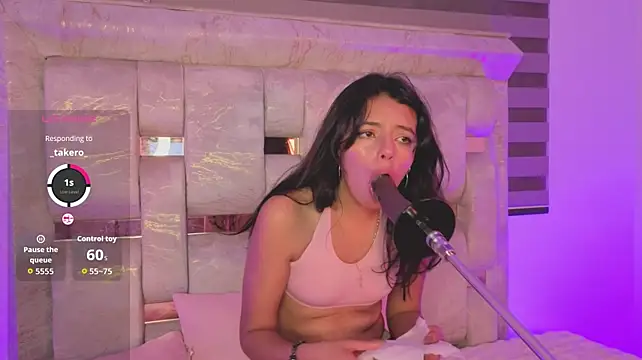 LauValvet stripchat live cam model
