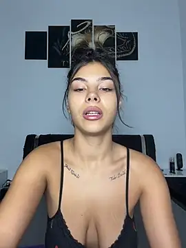 Crissdesire stripchat live cam model