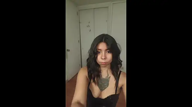 ivihetaira stripchat live cam model
