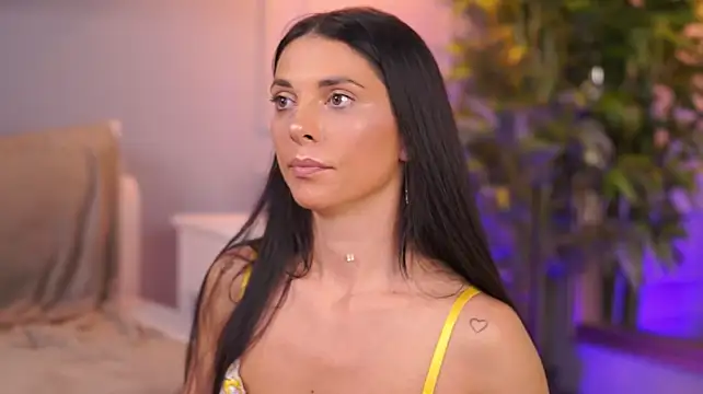 EllyLynne stripchat live cam model