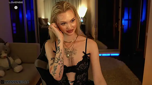 ManiFreyja stripchat live cam model