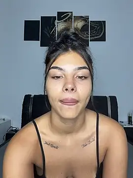 Crissdesire stripchat live cam model
