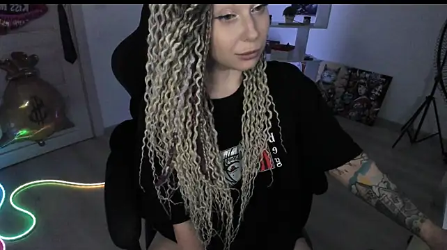 HoneySallyMoore stripchat live cam model