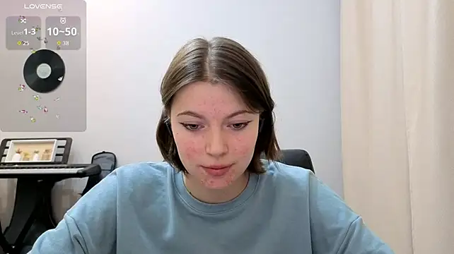LoriYates stripchat live cam model