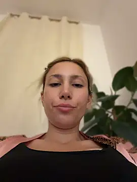 suyneslii stripchat live cam model