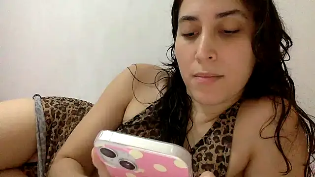 LatinDoll8 stripchat live cam model