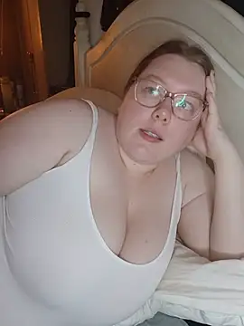 Sexycurvyemilyy stripchat live cam model