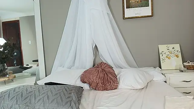 bloom_apple stripchat live cam model