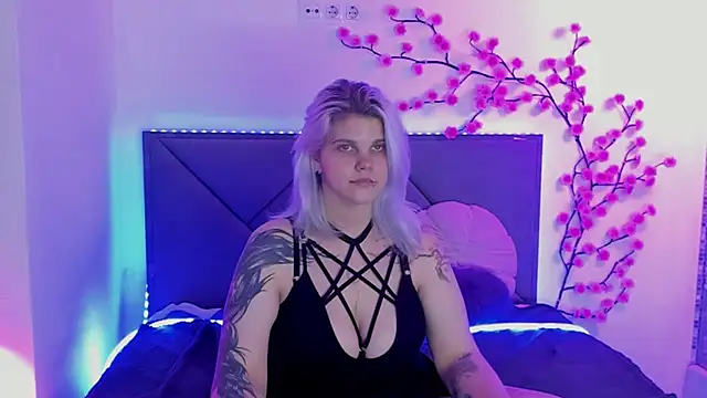 JoannLowe stripchat live cam model