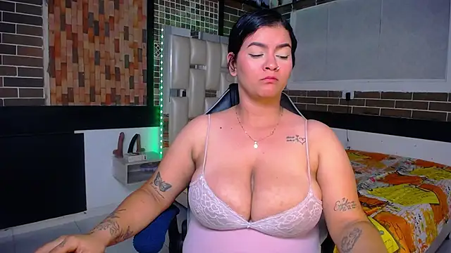 kriss_sweetboobs10 stripchat live cam model