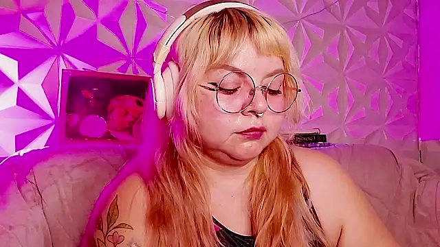 Satyn_doll stripchat live cam model